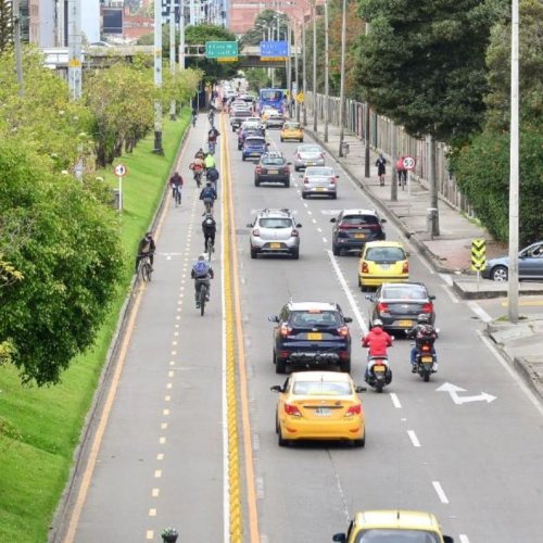 Carretera llena de carros y motos