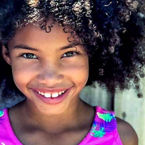 Niña Afrocolombiana sonriendo 