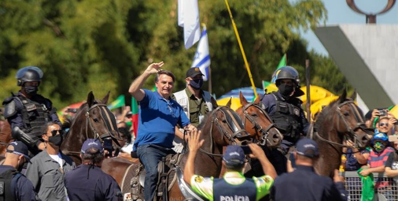 Bolsonaro se pasea en caballo en plena crisis por coronavirus Bolsonaro se pasea en caballo en plena crisis por coronavirus