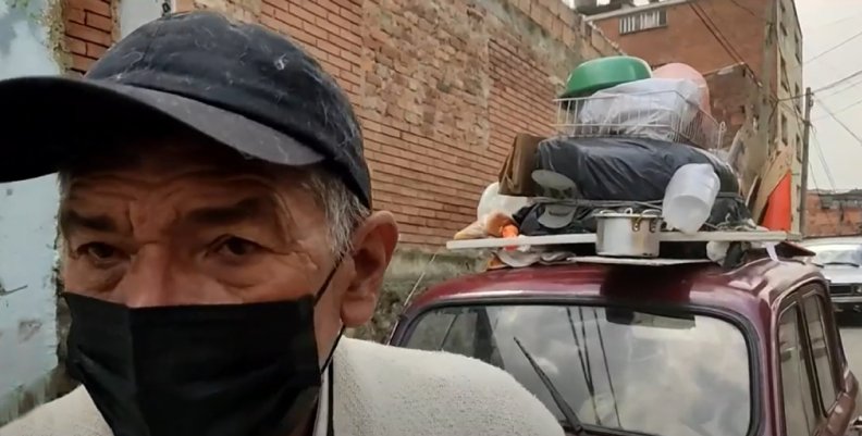 Adulto mayor y su pareja viven en un carro Adulto mayor y su pareja viven en un carro