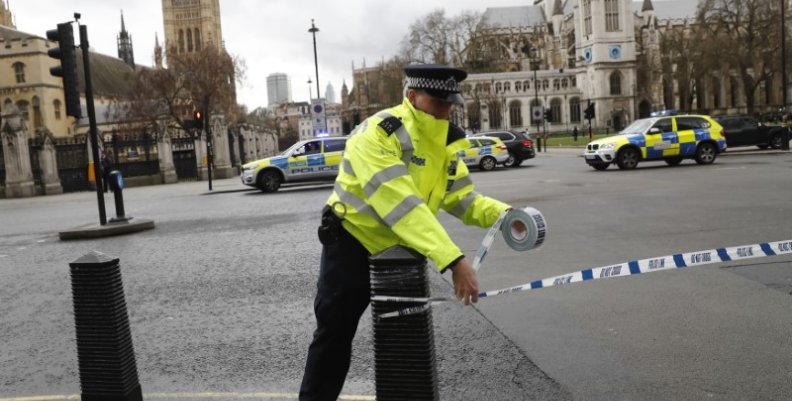 Al menos una docena de heridos cerca del Parlamento británico Al menos una docena de heridos cerca del Parlamento británico