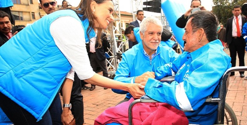 alcalde_con_habitantes_calle_2