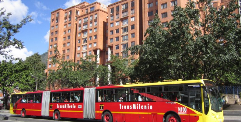 Bogotá_biarticulado_de_TransMilenio_por_la_av._Caracas Bogotá_biarticulado_de_TransMilenio_por_la_av._Caracas