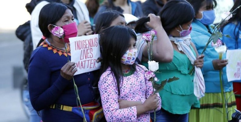 Protesta ante la principal unidad militar de Bogotá por la violación de una niña indígena Protesta ante la principal unidad militar de Bogotá por la violación de una niña indígena