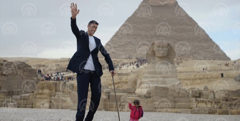 El hombre más alto del mundo visita las pirámides de Egipto El hombre más alto del mundo visita las pirámides de Egipto
