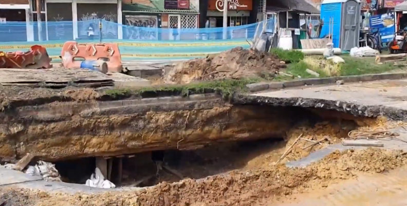 Hundimiento en la avenida villavicencio Hundimiento en la avenida villavicencio