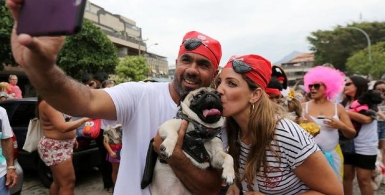 Imagen de archivo de una pareja tomándose un autorretrato en el carnaval de Río de Janeiro Imagen de archivo de una pareja tomándose un autorretrato en el carnaval de Río de Janeiro