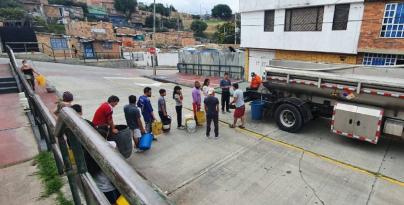 Carrotanque en Usme por falta de agua Carrotanque en Usme por falta de agua