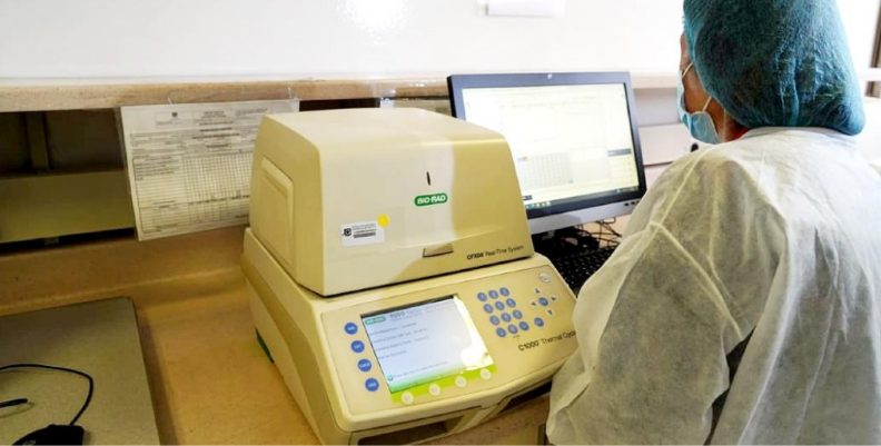 Robots para procesar pruebas COVID-19. Robots para procesar pruebas COVID-19.