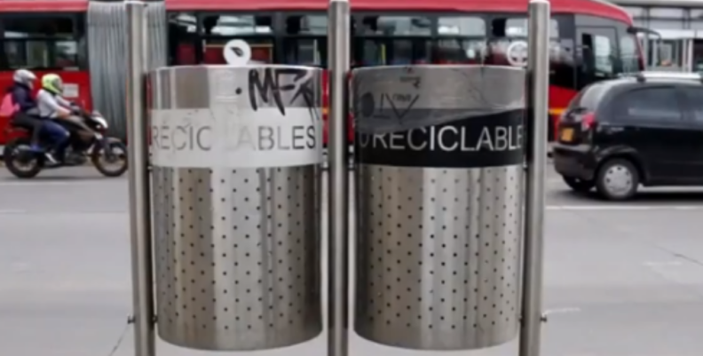 Robo de canecas en Bogotá. Robo de canecas en Bogotá.