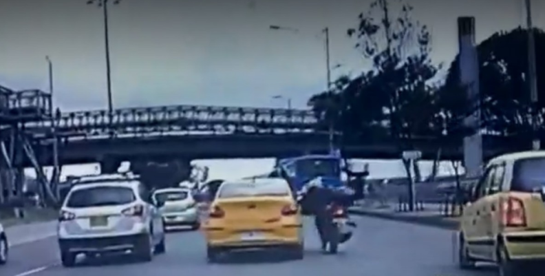 Taxista arrolla a motociclista en Bogotá Taxista arrolla a motociclista en Bogotá