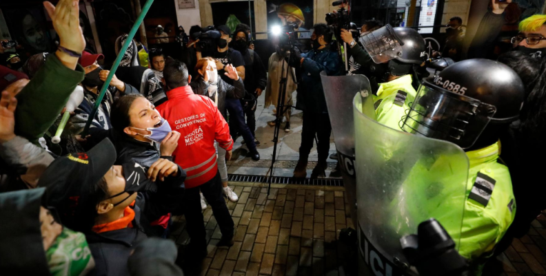 Hechos violentos entre la Policía y los manifestantes. Hechos violentos entre la Policía y los manifestantes.