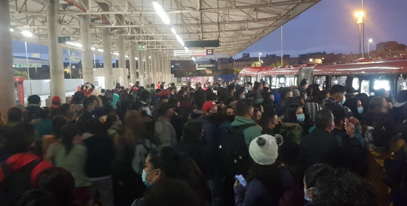 Aglomeraciones en TransMilenio, Portal Américas. Aglomeraciones en TransMilenio, Portal Américas.