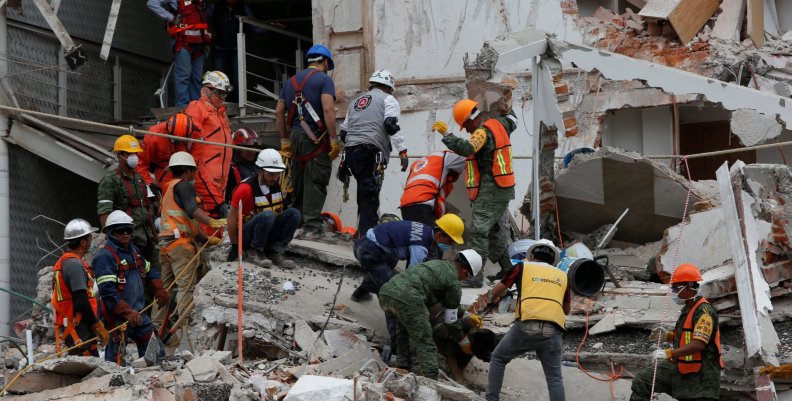 Mexican soldiers and rescue workers work on a collapsed building after an earthquake in Mexico City Mexican soldiers and rescue workers work on a collapsed building after an earthquake in Mexico City