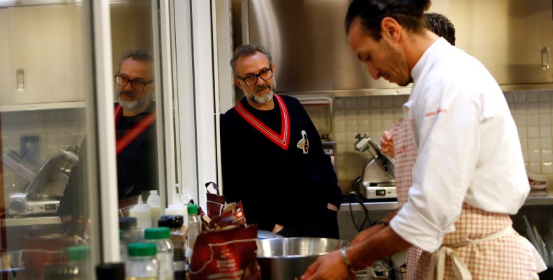 El chef italiano Massimo Bottura planea abrir dos nuevos restaurantes en París y Nápoles El chef italiano Massimo Bottura planea abrir dos nuevos restaurantes en París y Nápoles
