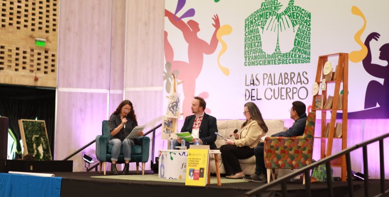 #FILBoPorCapital Cuatro personas sentadas en un salón de Corferias