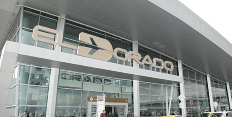 Aeropuerto El Dorado Imagen de la entrada del Aeropuerto El Dorado de Bogotá donde aparecen las letras y el logotipo en color dorado.