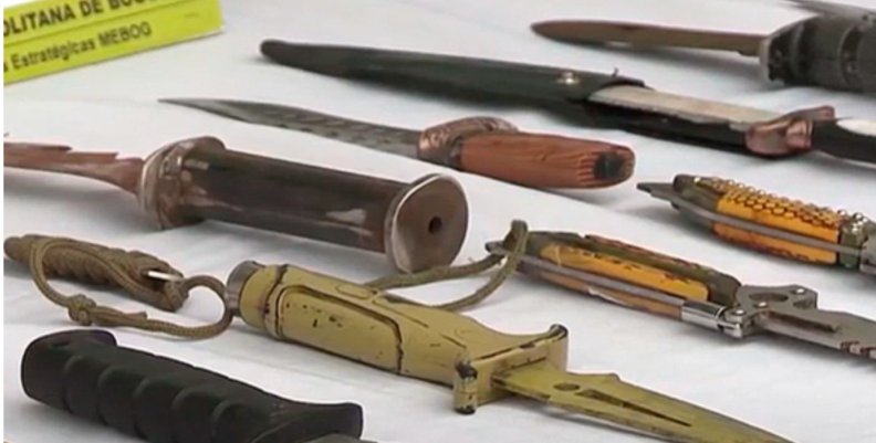 Armas blancas Cuchillos y otras armas blancas exhibidas sobre una mesa de la Policía