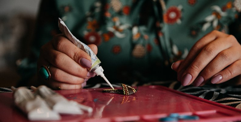 ‘Engativá Proyect’: un espacio artístico que expondrá obras con materiales reutilizables Mujer creando una obra artística