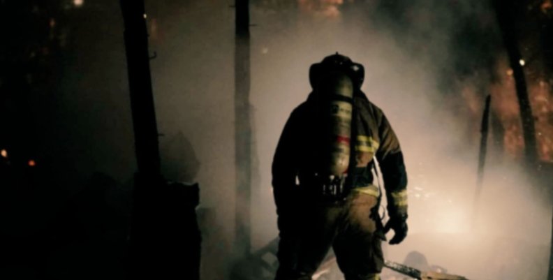 Bomberos. Bombero frente a una conflagración apagada