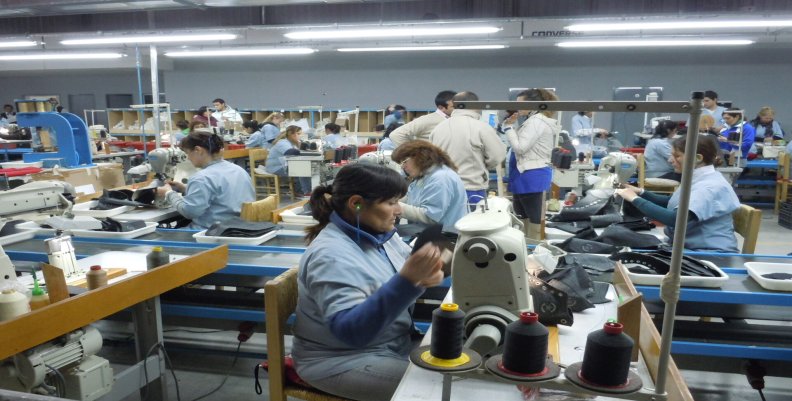 Instalación de páneles solares beneficiará a diferentes negocios en Bogotá Fabrica de zapados, con empleados trabajando