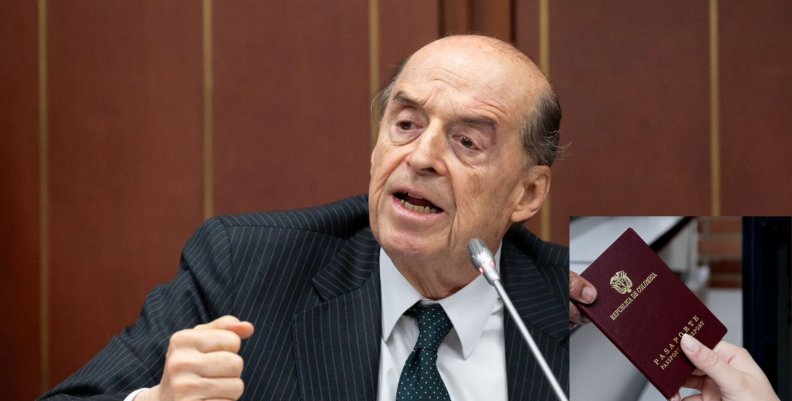 Álvaro Leyva Canciller Álvaro Leyva en una reunión y al lado una imagen del pasaporte colombiano.