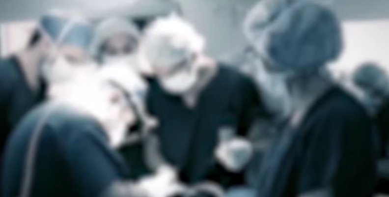 Cirugía estética Personal médico en un quirófano realizando una cirugía estética