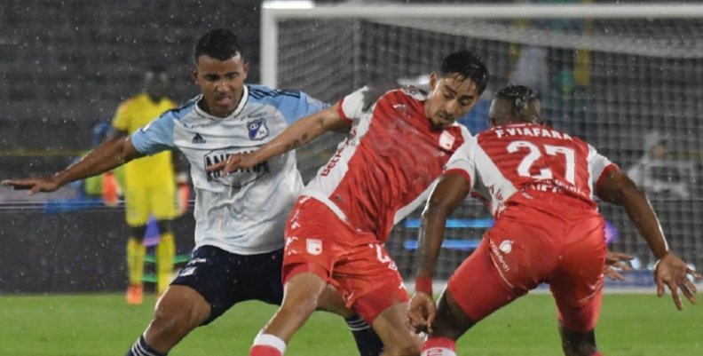 Santa Fe Vs. Millonarios Jugadores de Santa Fe y Millonarios disputan el balón en un clásico capitalino