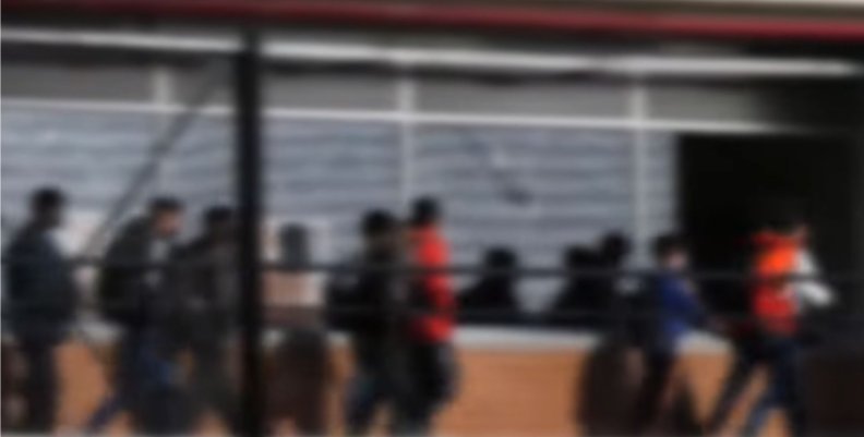 Colegio en Bogotá Niños caminan hacia las aulas de un colegio