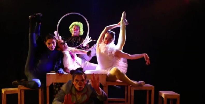 Artistas en tarima con disfraces