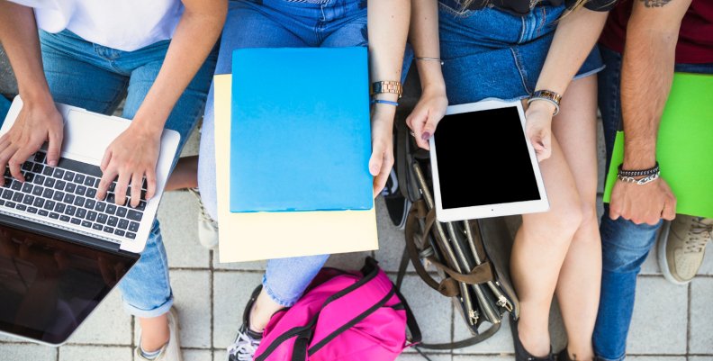 Digitalización: la nueva herramienta para la educación juvenil en la actualidad Jóvenes utilizando diferentes dispositivos electrónicos. Foto tomad de FreePik