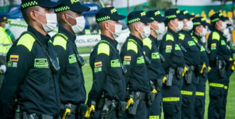 Policías parados en fila con su uniforme y usando tapabocas