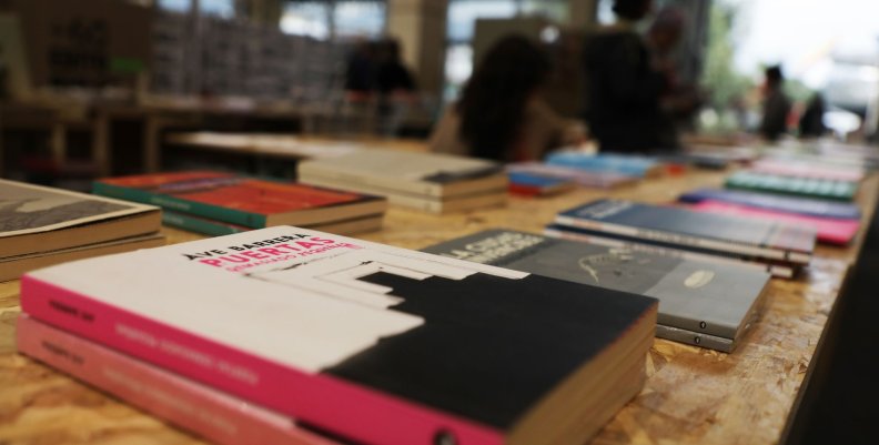 FILBo 2025 Una mesa de madera llena de libros