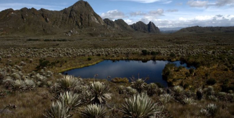 Montañas rodeadas de cuerpos de agua Páramo de Sumapaz