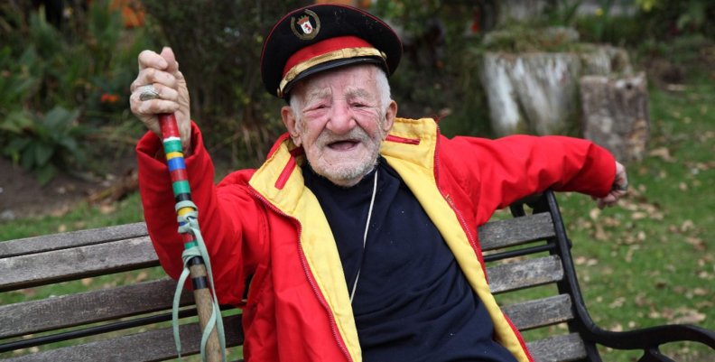 General Sandúa Un hombre anciano vistiendo una chaqueta roja, un bastón y un sombrero militar