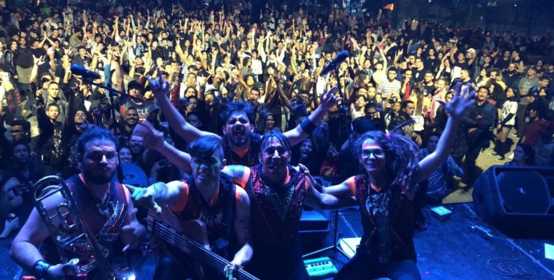 Rock al Parque Una banda posando detrás de un público lleno de personas