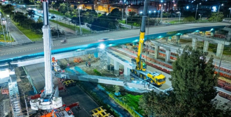 Autopista Norte Un puente vehicular de concreto, rodeado de maquinaría de obra
