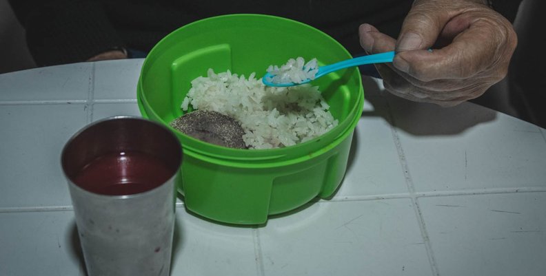 Universidad Nacional Un tupper verde con comida