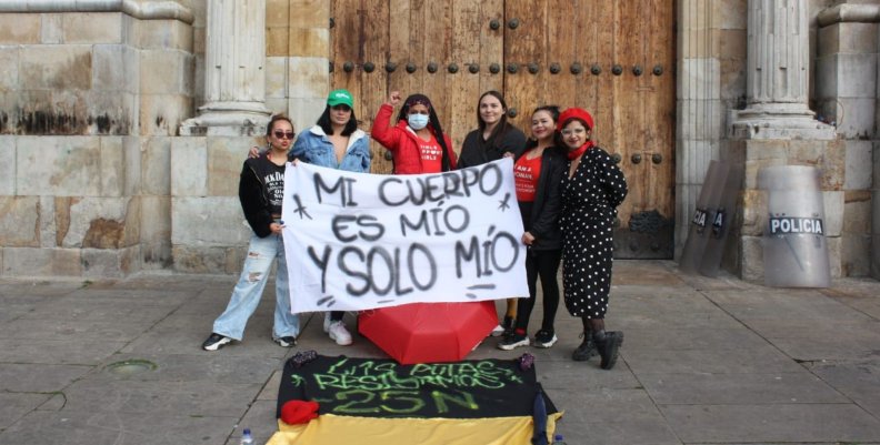 Fotografía tomada de Astrasex Mujeres sosteniendo una pancarta que dice "Mi cuerpo es mío y solo mío"