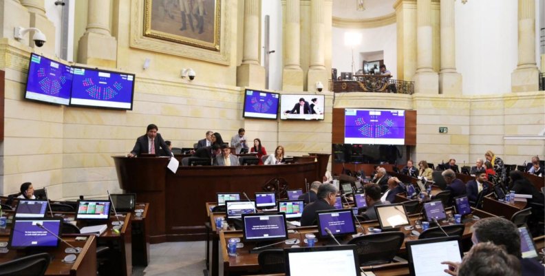 Senado de la República Sala llena de computadores
