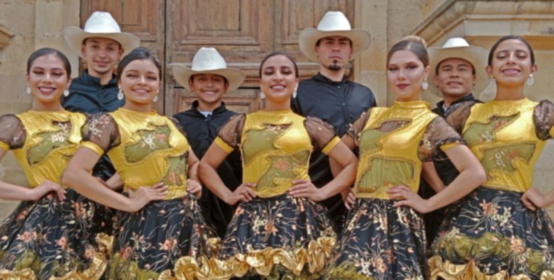 Foto: Secretaría de Cultura Hombres y mujeres con trajes típicos: mujeres con vestidos dorados y negros y hombres con camisas negras y sombreros
