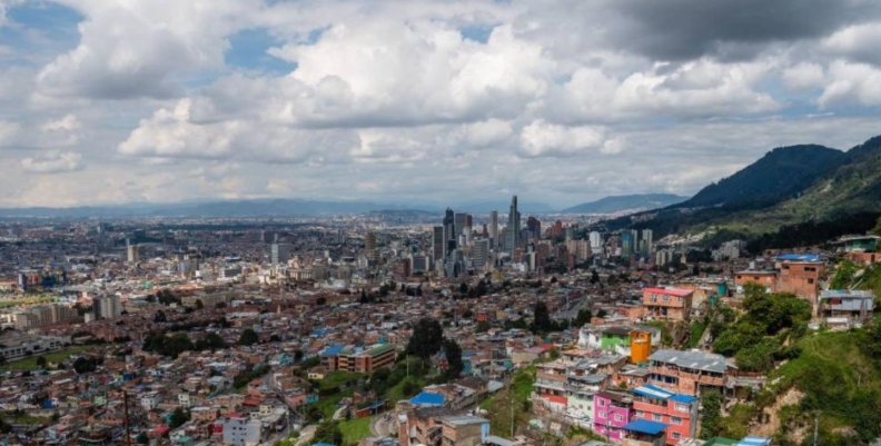 Foros sobre feminismo y paz en Bogotá Vista panorámica de Bogotá desde los cerros