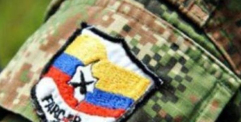 FARC Parche de las FACR pegado a un uniforme camuflado