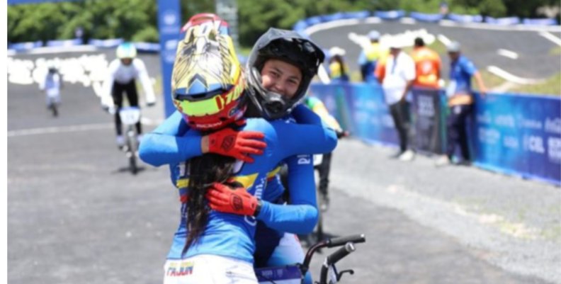 Deporte Dos deportistas de uniforme azul abrazadas