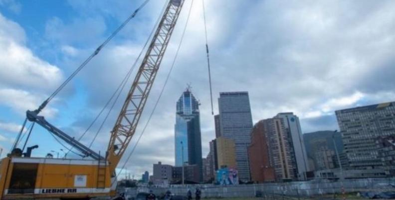 Maquinaria en obra del Metro de Bogotá