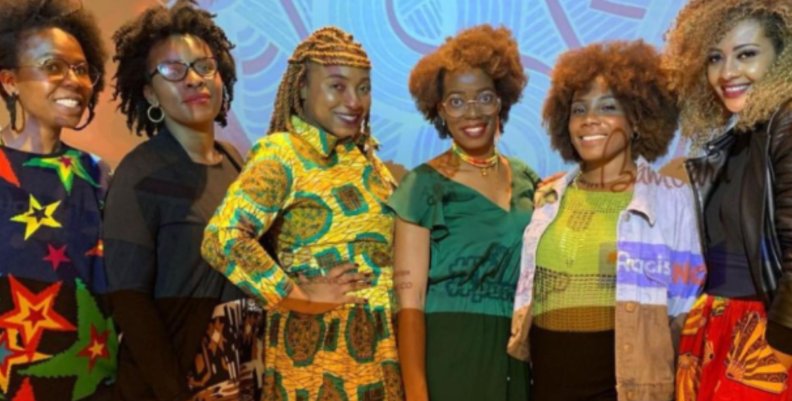 Afro Seis mujeres afro en una tarima