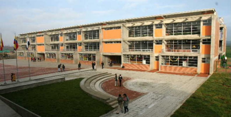 Colegio Fachada de colegio color naranja