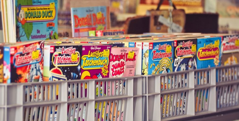 Cómic Cómics sobre una mesa