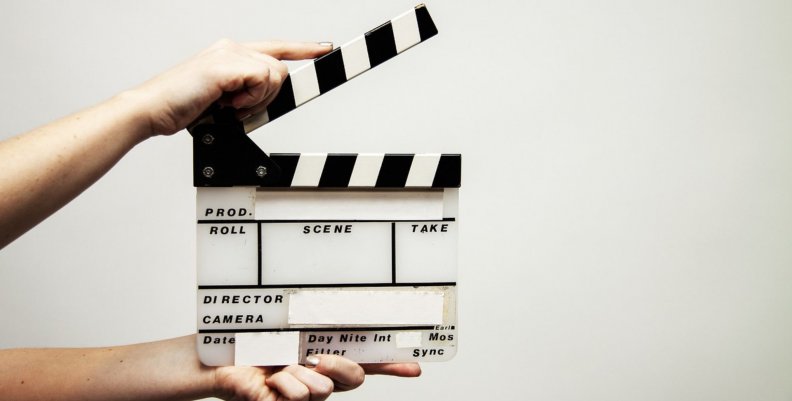 Cine Claqueta en un fondo blanco