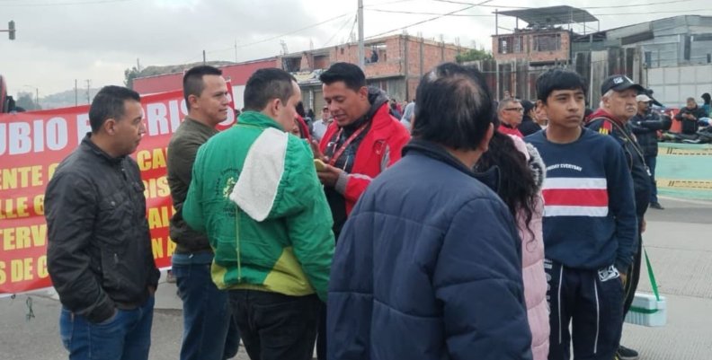 Danubio Azul Un grupo de personas en medio de la calle